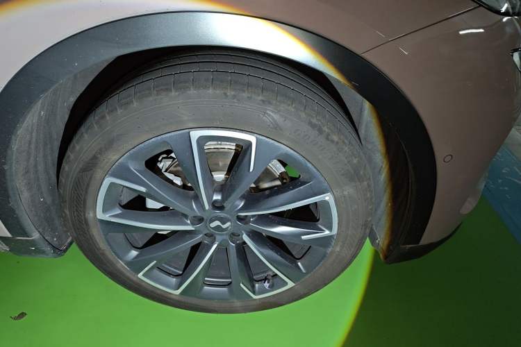 Used ONVO L60 2025 Model—60 kWh Rear-Wheel-Drive Version Right Front Wheel Hub