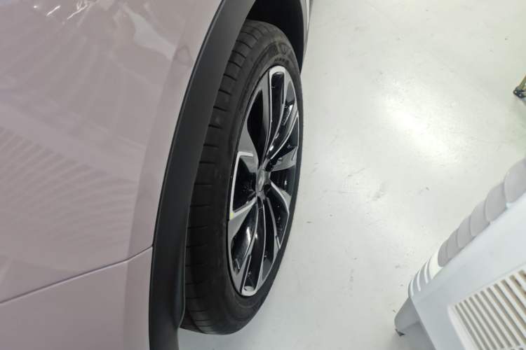 Used ONVO L60 2025 Model, 60kWh Violet Limited Edition Right Rear Wheel Hub