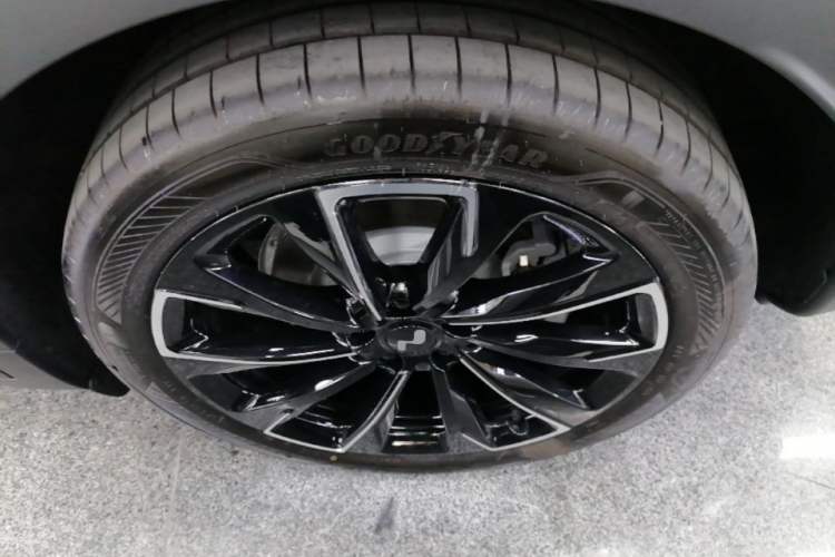 Used ONVO L60 2025 Model, 60kWh Violet Limited Edition Right Rear Wheel Hub