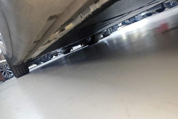 Used ONVO L60 2025 Model, 60kWh Violet Limited Edition Right Side Sill