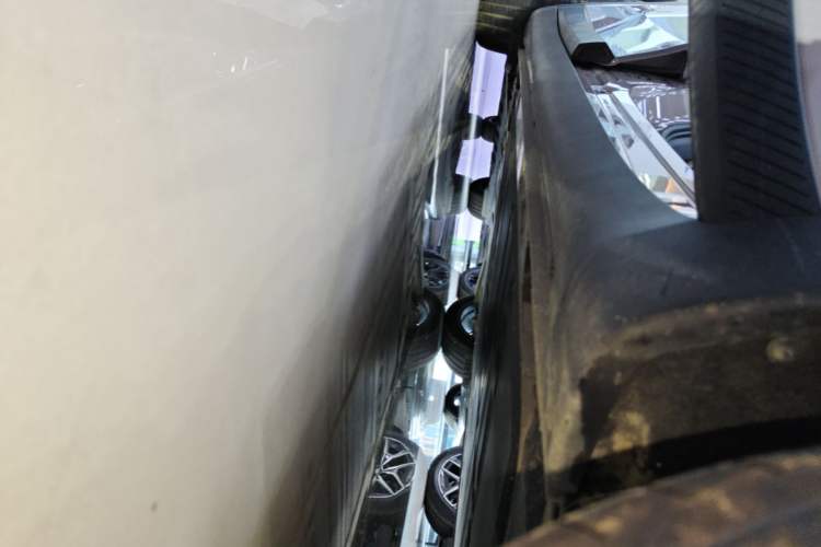 Used ONVO L60 2025 Model—60 kWh All-Wheel-Drive Version Right Side Sill