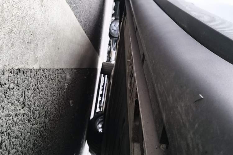 Used ONVO L60 2025 Model, 60kWh Violet Limited Edition Right Side Sill