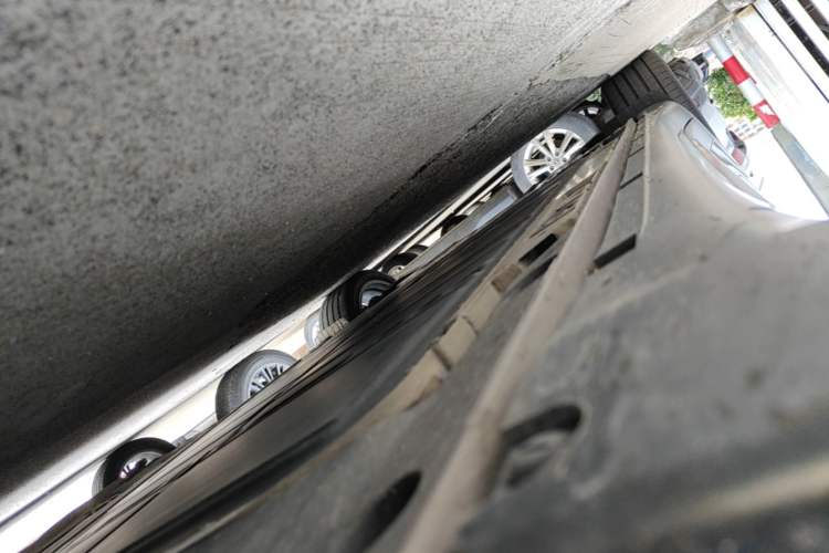 Used ONVO L60 2025 Model—60 kWh All-Wheel-Drive Version Right Side Sill