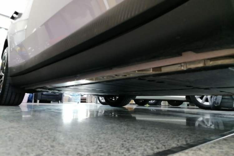 Used ONVO L60 2025 Model, 60kWh Violet Limited Edition Right Side Sill
