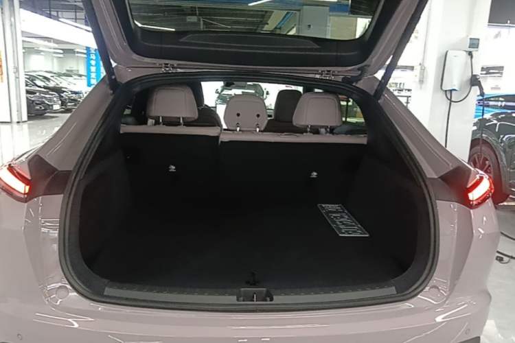 Used ONVO L60 2025 Model—60 kWh Rear-Wheel-Drive Version Trunk