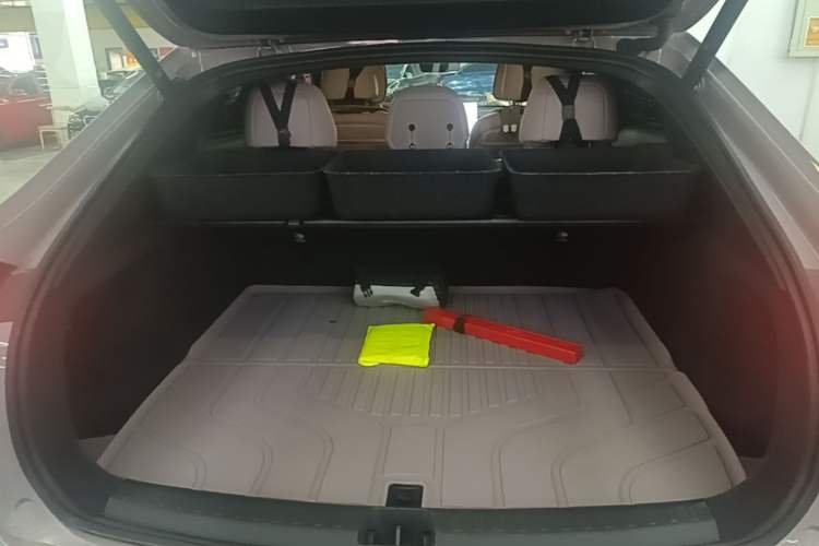 Used ONVO L60 2025 Model—60 kWh Rear-Wheel-Drive Version Trunk
