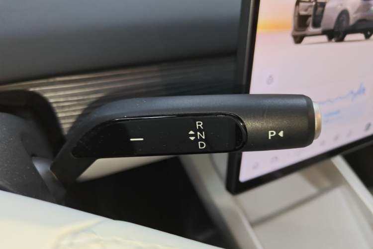 Used ONVO L60 2025 Model—60 kWh All-Wheel-Drive Version Gear Lever
