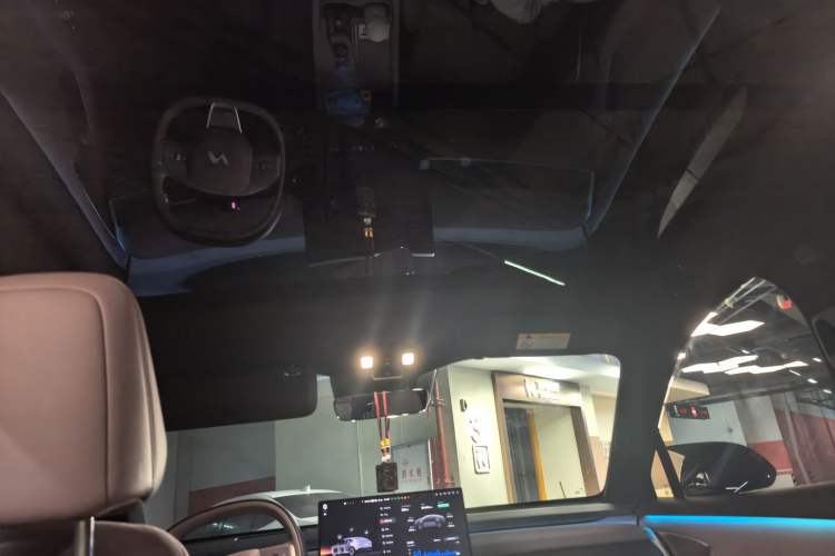 Used ONVO L60 2025 Model—85 kWh Rear-Wheel-Drive Version Headliner