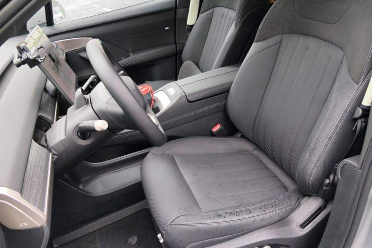 Used ONVO L60 2025 Model—85 kWh Rear-Wheel-Drive Version Left Front Seat