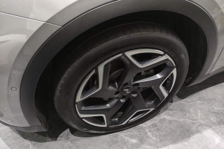 Used ONVO L60 2025 Model—60 kWh Rear-Wheel-Drive Version Left Front Wheel Hub