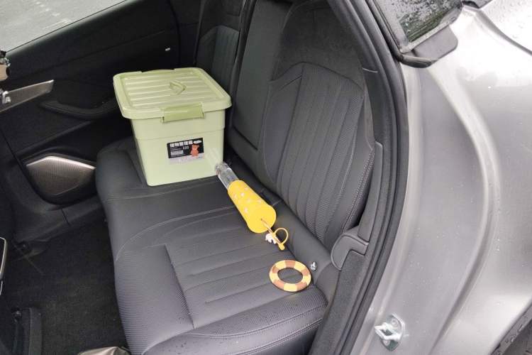 Used ONVO L60 2025 Model—85 kWh Rear-Wheel-Drive Version Left Rear Seat