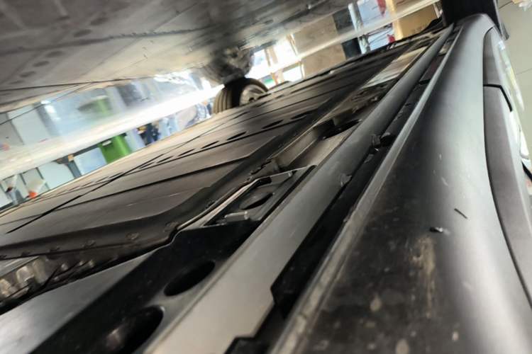 Used ONVO L60 2025 Model—60 kWh All-Wheel-Drive Version Left Side Sill