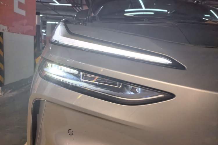 Used ONVO L60 2025 Model—85 kWh Rear-Wheel-Drive Version Right Front Headlight