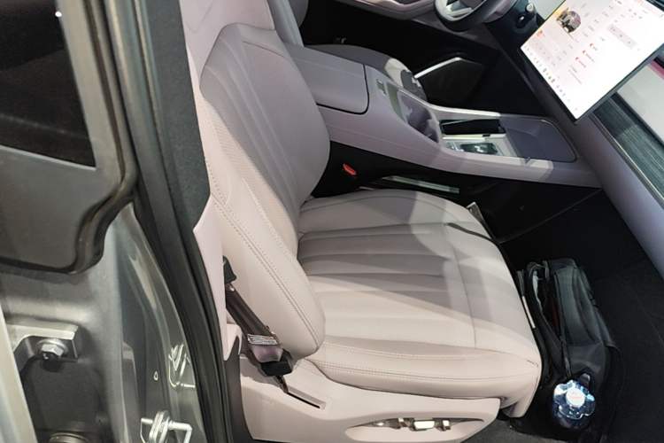 Used ONVO L60 2025 Model—60 kWh Rear-Wheel-Drive Version Right Front Seat