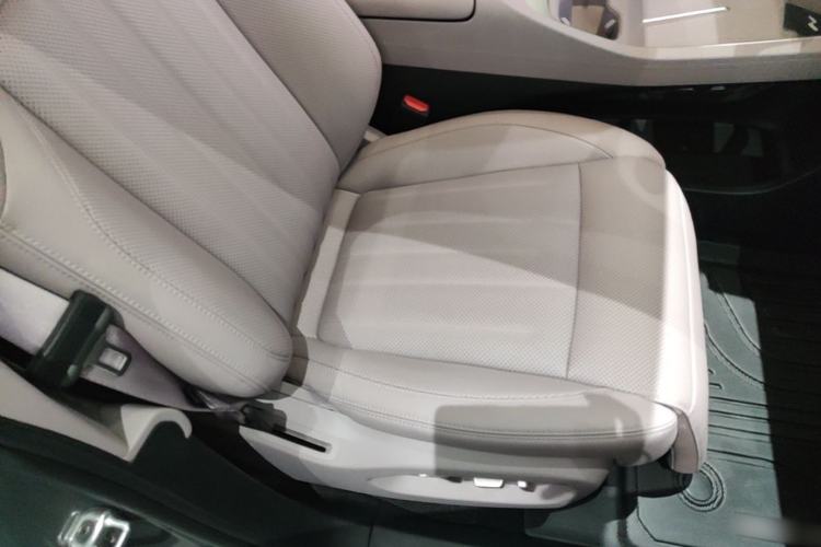 Used ONVO L60 2025 Model—60 kWh Rear-Wheel-Drive Version Right Front Seat