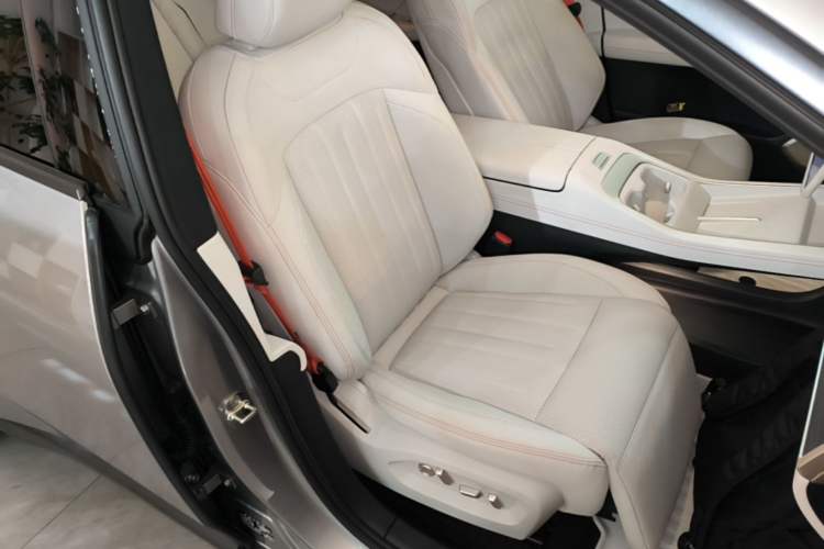 Used ONVO L60 2025 Model—60 kWh Rear-Wheel-Drive Version Right Front Seat
