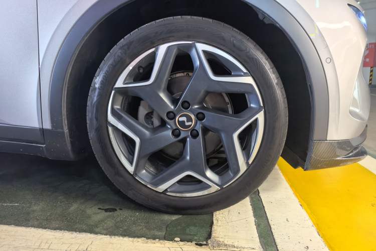Used ONVO L60 2025 Model—85 kWh Rear-Wheel-Drive Version Right Front Wheel Hub