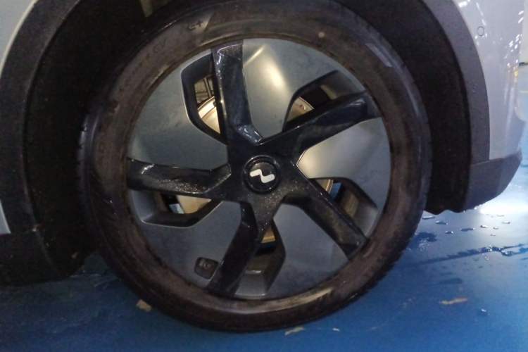Used ONVO L60 2025 Model—60 kWh All-Wheel-Drive Version Right Front Wheel Hub