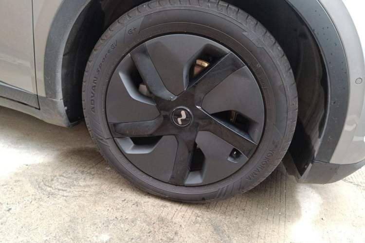 Used ONVO L60 2025 Model—60 kWh Rear-Wheel-Drive Version Right Front Wheel Hub
