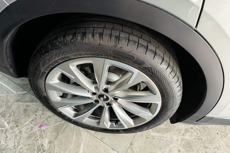 Used ONVO L60 2025 Model—60 kWh All-Wheel-Drive Version Right Rear Wheel Hub