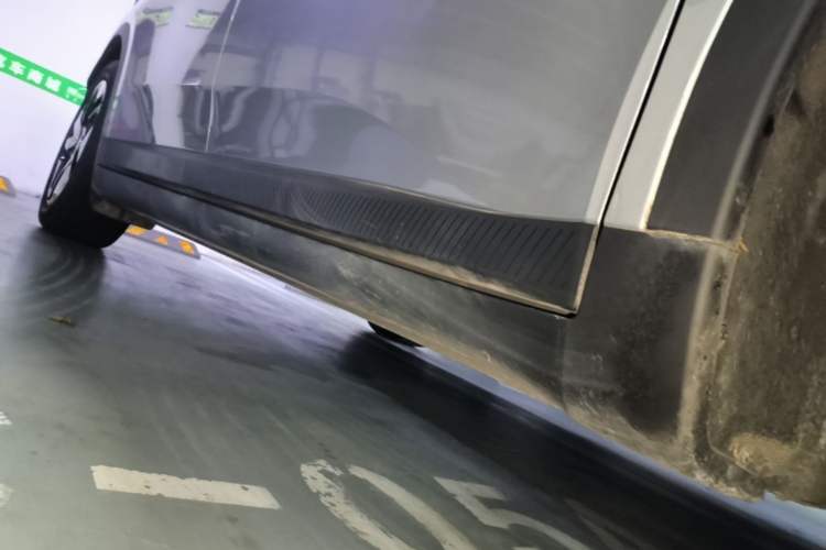 Used ONVO L60 2025 Model—60 kWh Rear-Wheel-Drive Version Right Side Sill