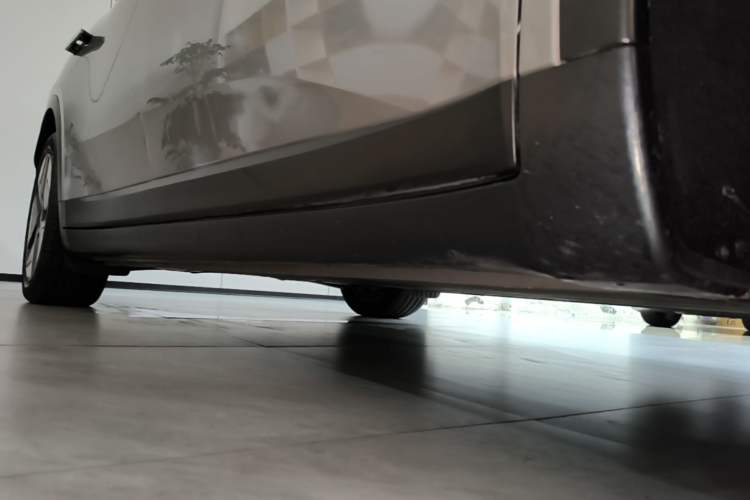 Used ONVO L60 2025 Model—60 kWh Rear-Wheel-Drive Version Right Side Sill