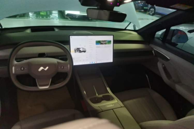 Used ONVO L60 2025 Model—60 kWh Rear-Wheel-Drive Version Audio And AC Panel
