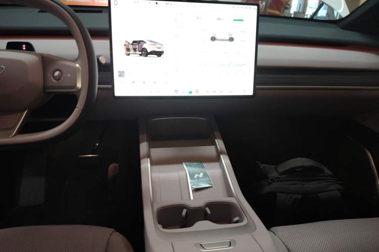 Used ONVO L60 2025 Model—85 kWh All-Wheel-Drive Version Audio And AC Panel
