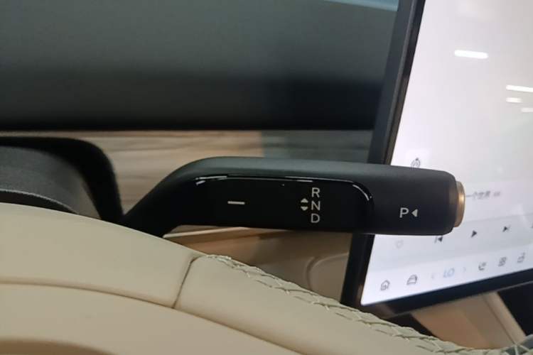 Used ONVO L60 2025 Model—60 kWh Rear-Wheel-Drive Version Gear Lever