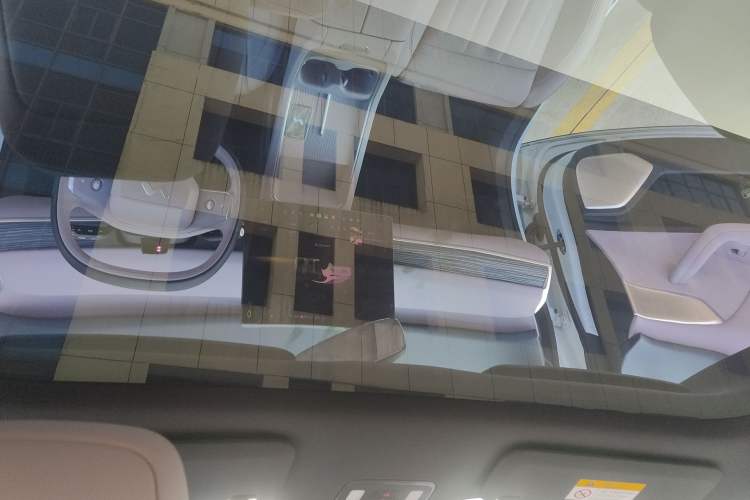 Used ONVO L60 2025 Model—60 kWh Rear-Wheel-Drive Version Headliner