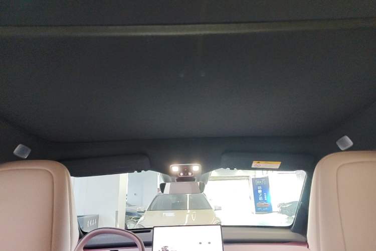 Used ONVO L60 2025 Model—60 kWh Rear-Wheel-Drive Version Headliner