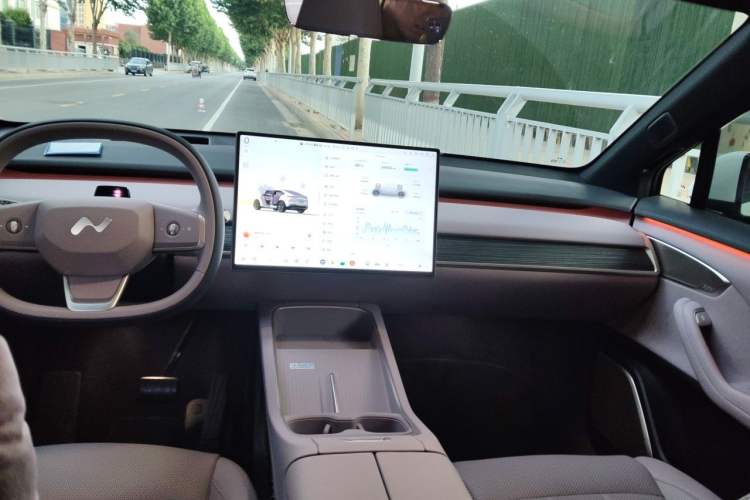Used ONVO L60 2025 Model—60 kWh Rear-Wheel-Drive Version Headliner