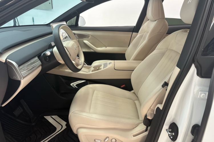 Used ONVO L60 2025 Model—60 kWh All-Wheel-Drive Version Interior 3