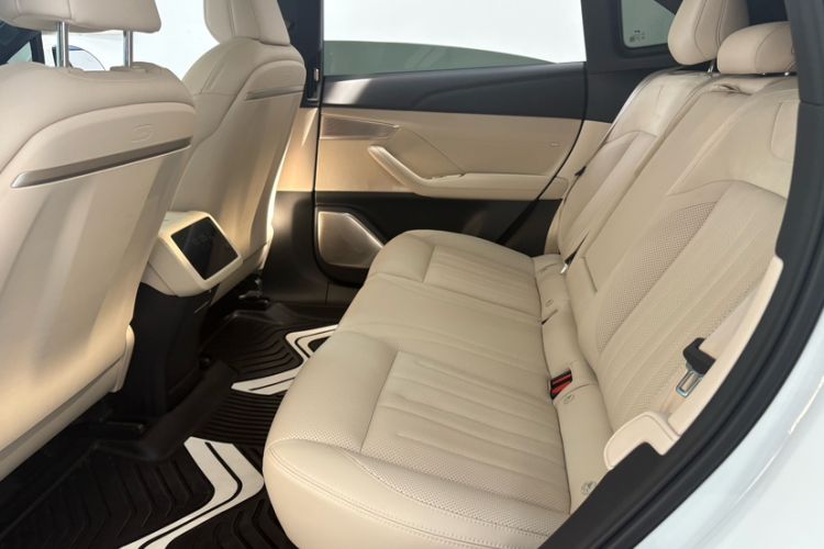 Used ONVO L60 2025 Model—60 kWh All-Wheel-Drive Version Interior 4