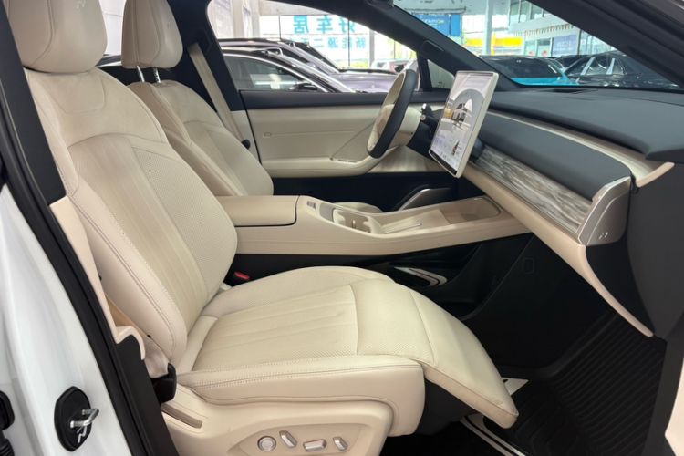 Used ONVO L60 2025 Model—60 kWh All-Wheel-Drive Version Interior 6