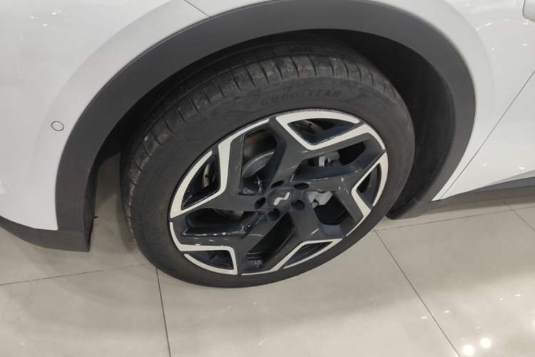 Used ONVO L60 2025 Model—60 kWh All-Wheel-Drive Version Left Front Wheel Hub