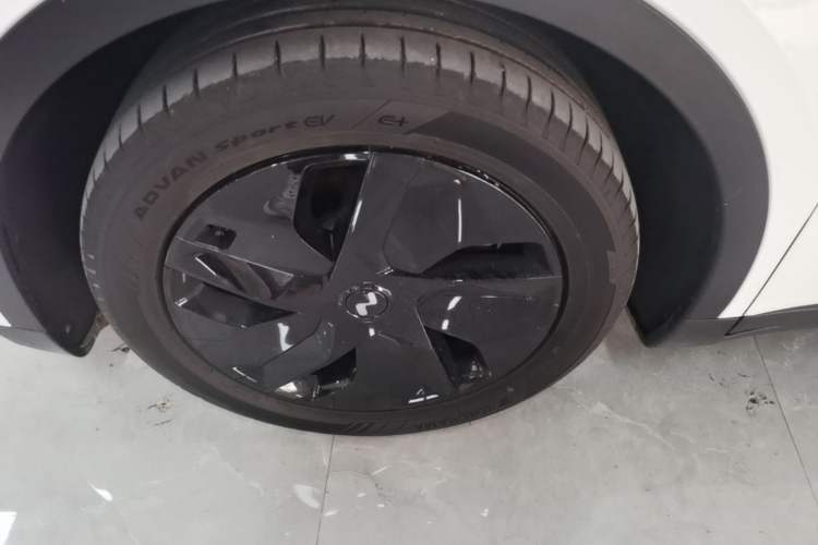 Used ONVO L60 2025 Model—60 kWh All-Wheel-Drive Version Left Front Wheel Hub