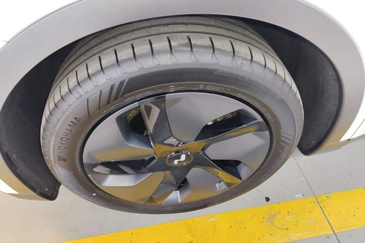 Used ONVO L60 2025 Model—60 kWh Rear-Wheel-Drive Version Left Front Wheel Hub
