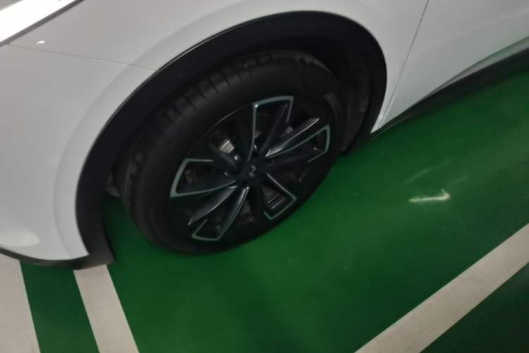 Used ONVO L60 2025 Model—60 kWh Rear-Wheel-Drive Version Left Front Wheel Hub