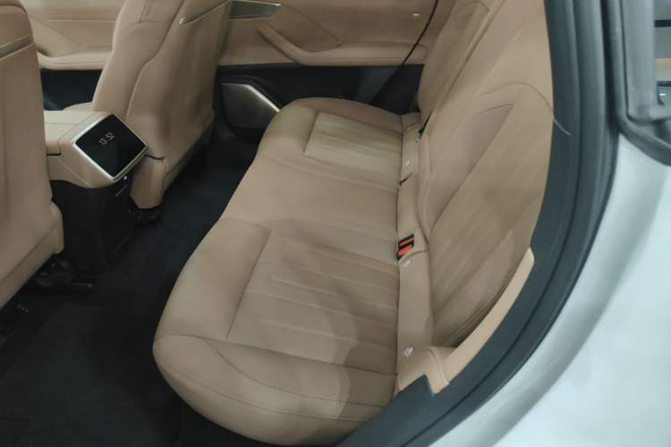 Used ONVO L60 2025 Model—60 kWh All-Wheel-Drive Version Left Rear Seat