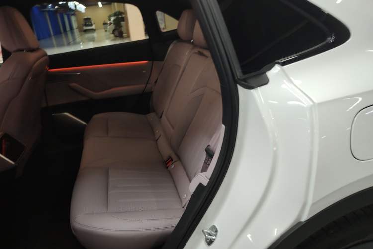 Used ONVO L60 2025 Model—85 kWh All-Wheel-Drive Version Left Rear Seat