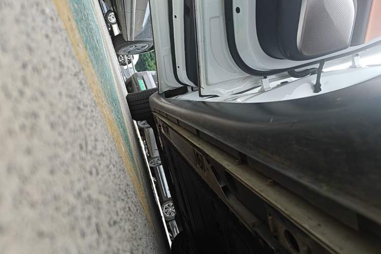 Used ONVO L60 2025 Model—60 kWh Rear-Wheel-Drive Version Left Side Sill