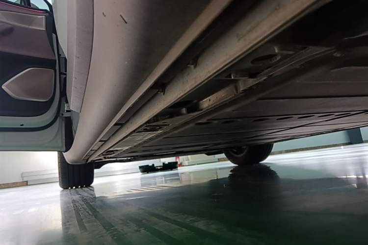 Used ONVO L60 2025 Model—60 kWh All-Wheel-Drive Version Left Side Sill