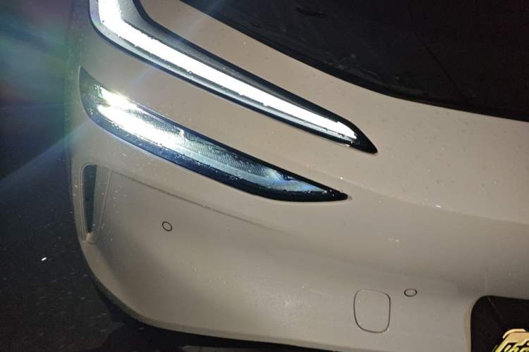 Used ONVO L60 2025 Model—60 kWh Rear-Wheel-Drive Version Right Front Headlight