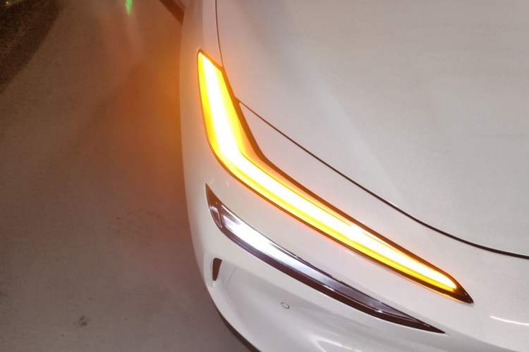 Used ONVO L60 2025 Model—60 kWh Rear-Wheel-Drive Version Right Front Headlight