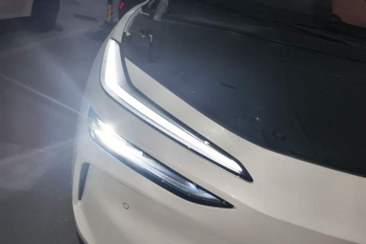 Used ONVO L60 2025 Model—60 kWh Rear-Wheel-Drive Version Right Front Headlight