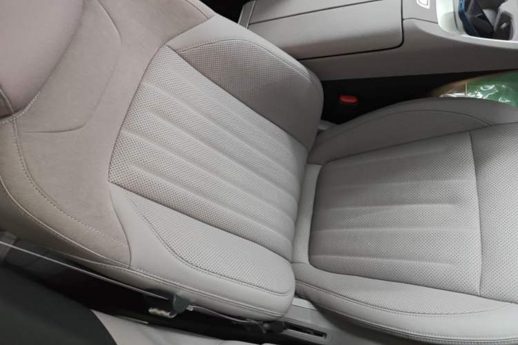 Used ONVO L60 2025 Model—60 kWh Rear-Wheel-Drive Version Right Front Seat