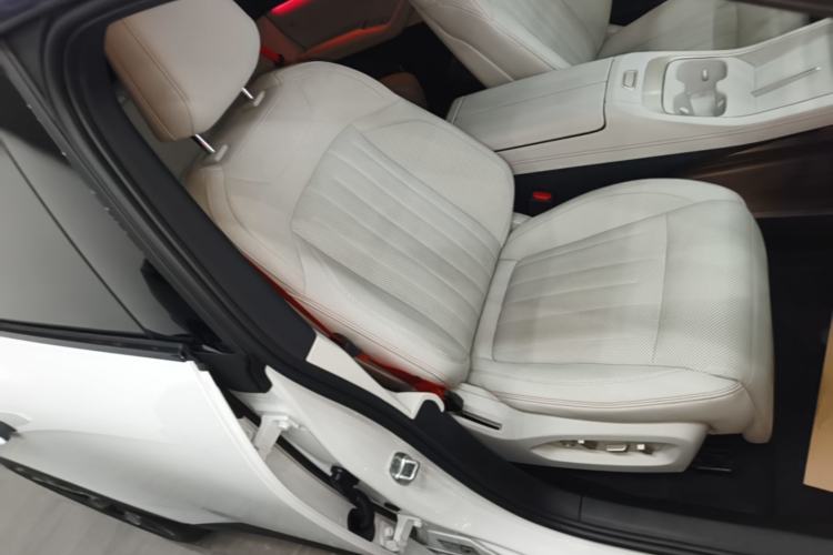 Used ONVO L60 2025 Model—60 kWh Rear-Wheel-Drive Version Right Front Seat