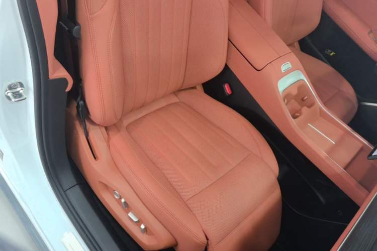 Used ONVO L60 2025 Model—85 kWh All-Wheel-Drive Version Right Front Seat