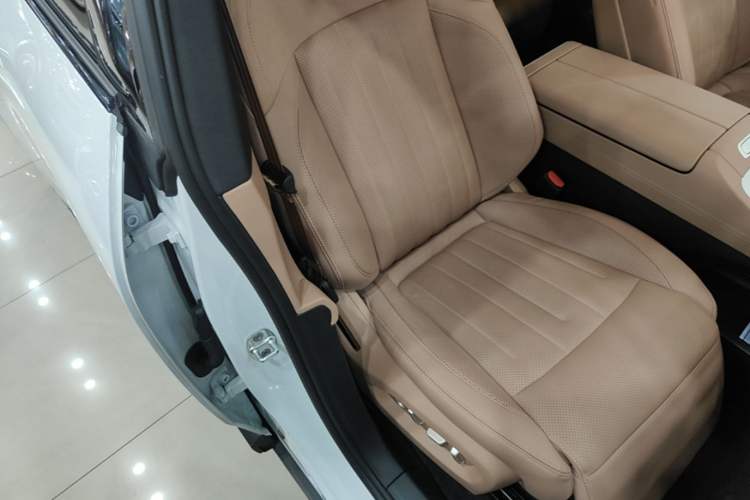 Used ONVO L60 2025 Model—60 kWh All-Wheel-Drive Version Right Front Seat